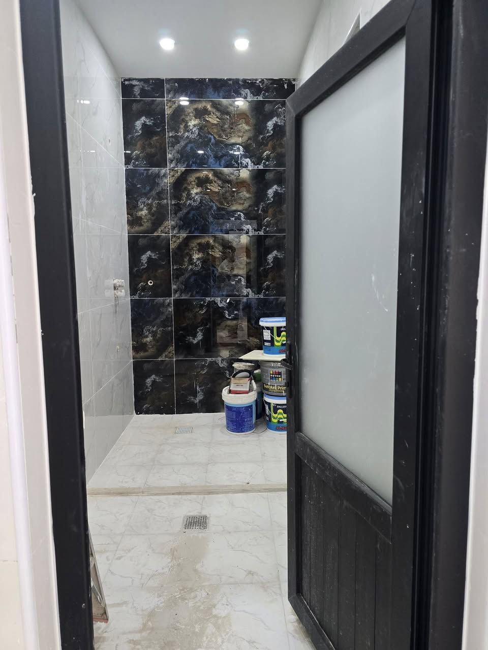 السلام عليكم
دار 150 م في ام الخيل الثانية قرب مدرسة زينة الحياة 
بناء حديث غير مسكون مكون من طابقين
الاول غرفة نوم واستقبال ومطبخ وصاله ومجمع صحي داخلي وخارجي والطابق الثاني غرفتين نوم وصاله ومجمع صحي 
للاستفسار *********** مكتب الكفاءات 
العنوان ام الخيل الشارع العام مقابل فندق البستان
