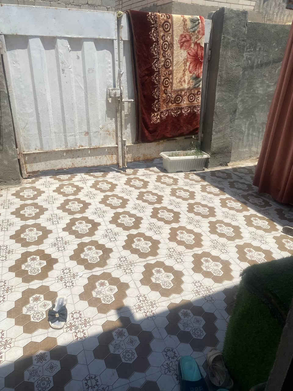 بيت للبيع اصلاح زراعي مكاتبه نضيف مساحه 160
غرفتين وهول ومطبخ واستقبال عنوان شارع 80 البزل الي مقابيل مخبز مهند نهايه البزل 
 السعر 22 قفل 
***********
