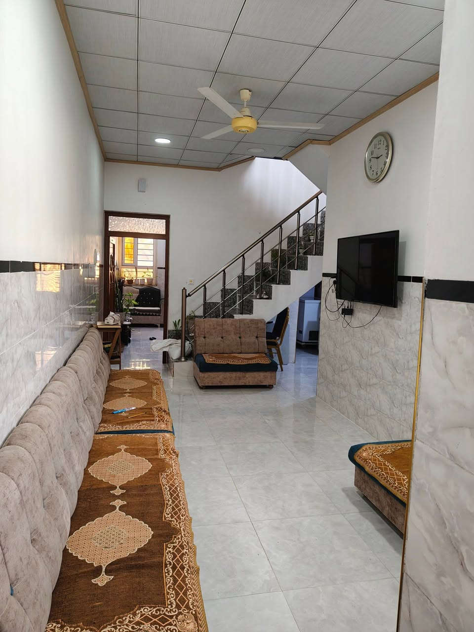 إعادة النشر بسبب الوعود الكاذبه بيت للبيع في حي الميثاق فرع جامع المهيمن مساحه 125واقع حال 150بيه غرفتين نوم وهول واستقبال ومطبخ وبيتونه ومناور اثنين وبيه فضله نهايه البيت حديقه طابق واحد سند طابو معامله التحويل ماشي بيها السعر 130الاتصال ***********
