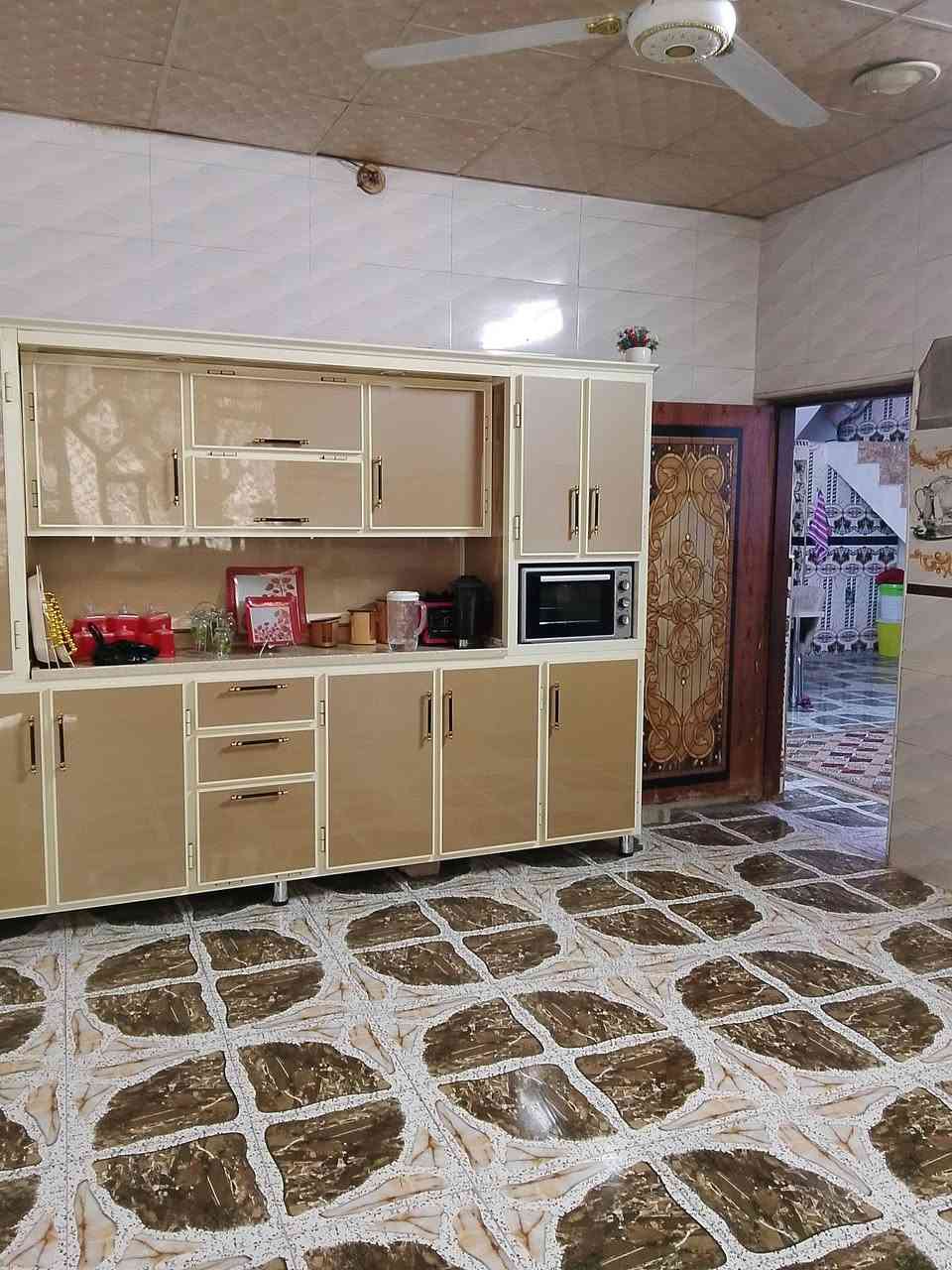 السلام عليكم بيت للبيع مساحه 300 متر استقبال كلدور هول صاله غرفتين نوم مطبخ صحيات داخليه وخارجيه قريب الشارع الخدمي العريفيه خلف قصابه المصطفى ***********
