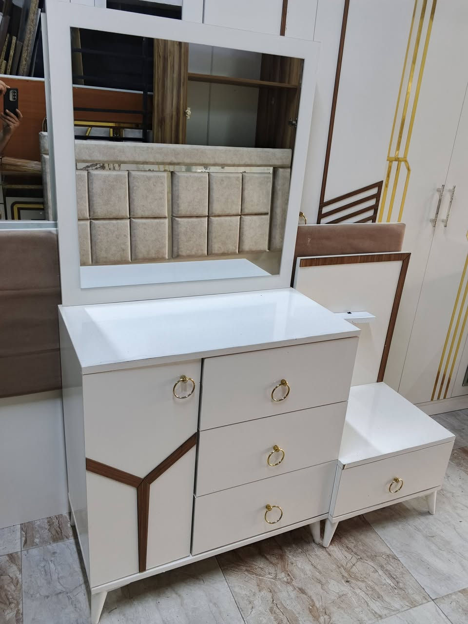 السلام عليكم زبائنه الكرام 🌛 معرض المصطفى للأثاث المنزلي 🌳بيع وشراء ومراوس كافة 🌟  غرف النوم التركية
غرف نوم اخو الجديد(5)قطع سعر 380 الف يعني العندة غرفة نوم وحاب يغيرهة تبديل او مراوس وحسب الاتفاق🌻🌟م🪷💥العنوان كركوك💥القادسيه الثانية شارع ابو وليد/ ✨اللا ستفسار.🪬 اتصال الرقم ***********
