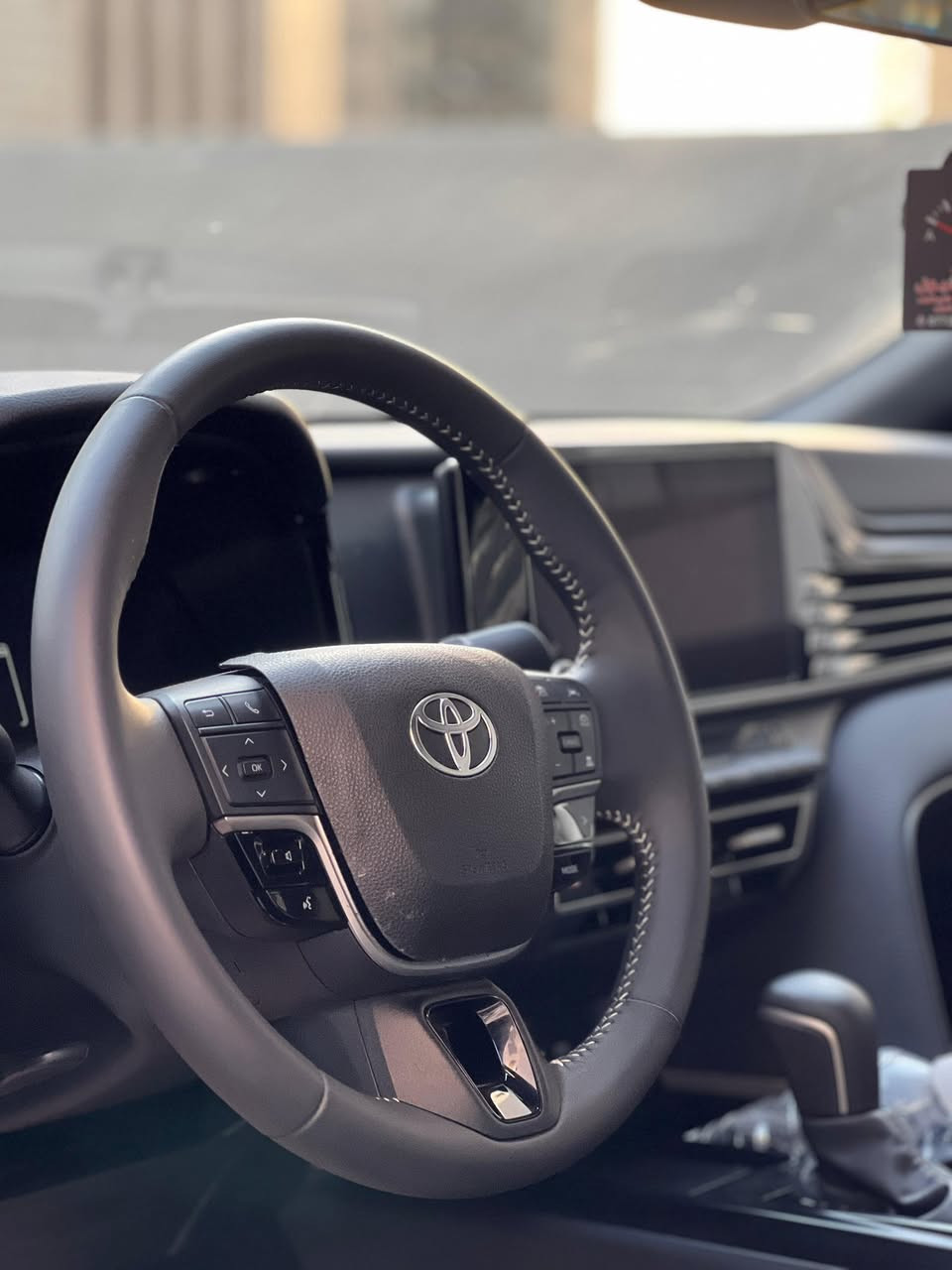 كامري موديل 25 هايبرد ماشيه 12 الف وارد امريكي ( بيع او مراوس حسب القناعه ) 

المحرك: 2.5 لتر 4 سلندر (في الموديلات الأحدث) أو محرك هايبرد، يوفر قوة جيدة واستجابة رياضية.

ناقل الحركة: E-CVT (في الهايبرد) أو أوتوماتيك 8 سرعات، مما يعزز الكفاءة والسلاسة.

الداخلية:
مقاعد رياضية (غالباً قماش أو جلد بالكامل) مع تحكم كهربائي للسائق.

شاشة لمس (8 بوصة أو أكبر) تدعم Apple CarPlay
.
نظام دخول وتشغيل بالبصمة (Smart Entry & Push Start).

شاحن لاسلكي 

تكييف أوتوماتيكي.

جنوط ألمنيوم رياضية (مقاس 18 بوصة).
كشافات أمامية (زينون أو LED.

مرايا جانبية بإشارات انعطاف وطي كهربائي

استفسار ع رقم *********** بي واتس اب
