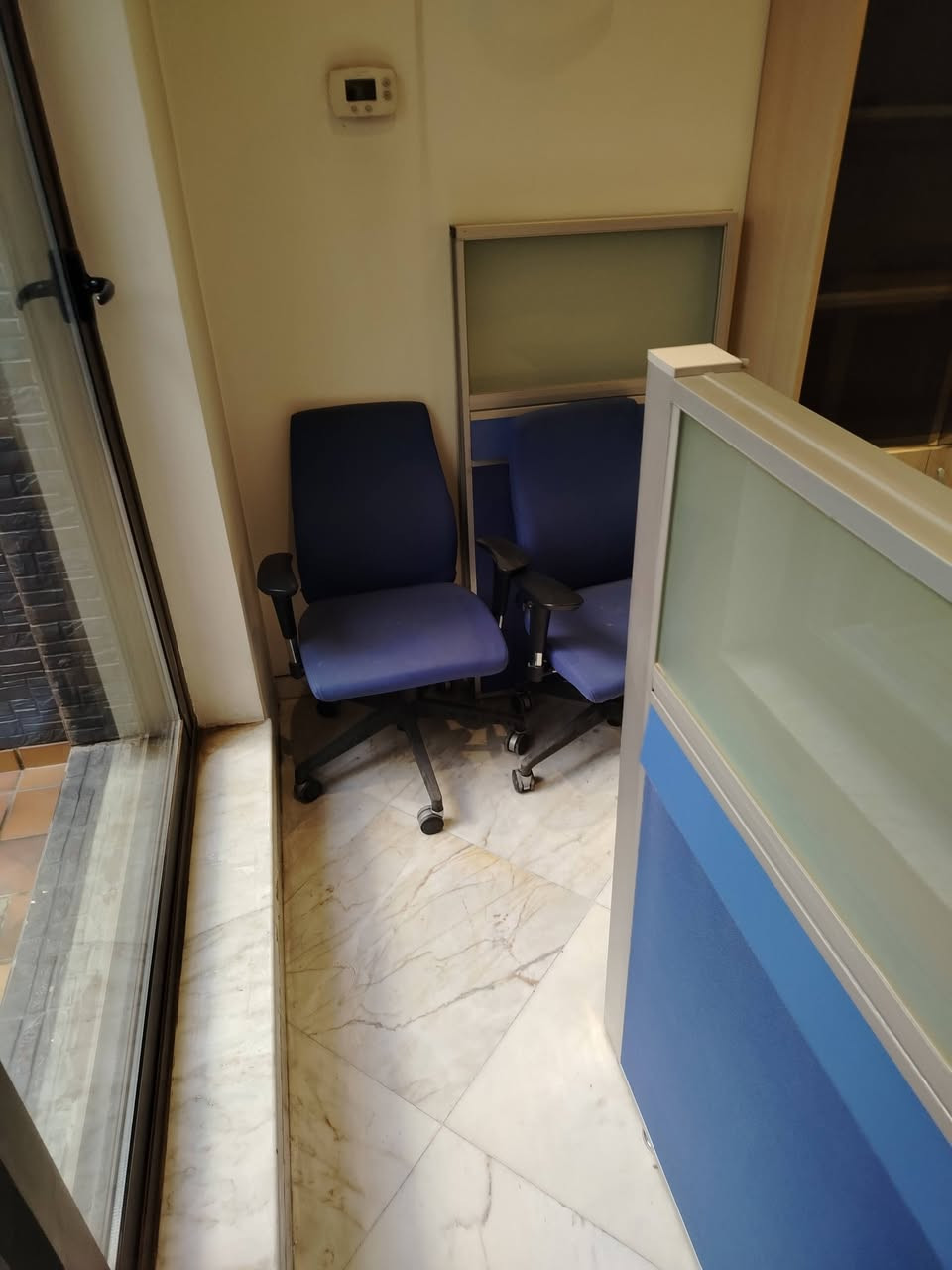 كراسي عدد ١١ نص ضرر بسيط ونص جديد. مكاني المنصور *********** واتس
