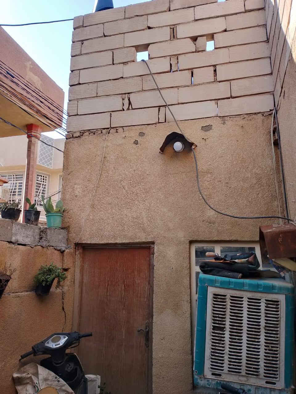 السلام عليكم 
بيت 100 م بناء عكاده نظيف العنوان الحر الصغير خلف المدرسة وبسعر مناسب بيع او رهينه للاستفسار الاتصال على الرقم *********** أو مراجعة مكتب الحريه للعقار  والمقاولات العامه البوبيات عامود 70 @إشارة
