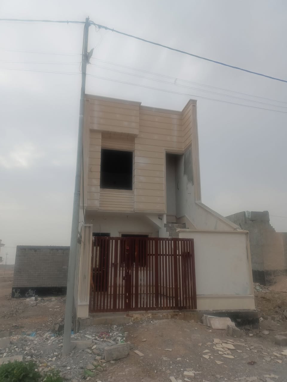 #دار_حي_الصحفيين_للبيع
دار.مساحة.100متر 5×20
حي الصحفين..على وجه مباشر 
على حديقة عامة..وشارع.الحولي
طابقين.فول.مواصفات..3نوم صالتين.. مطبخ..منظومه كاميرات 
ارضيه بورسلين..سعودي.درج..
مرمر.. 🎹.بيانو لدات...دكاتات اتجاه .الشروق..
تستلم..مفتاح كامل..زيرو
 الشروق...السعر 110 مليون 
مكتب الشام للعقار
***********.وات.ساب
***********
علما.الارض.بچر.مقابل الزهور
