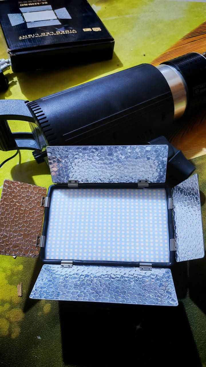 فرصة ذهبية للمصورين وصناع المحتوى للبيع بكج إضاءة كامل نظيف جداً.
​البكج يحتوي:
​✅ كشاف (Snoot Light) COB إحترافي: (لعمل إضاءة سينمائية ورسم نقشات بالخلفية).
​✅ ترايبودات (ستاندات) عدد 2 (كبار).
​✅ كامل ملحقاته: (فلاتر ألوان، أقراص معدنية Gobos، شواحن، وايرات). كهرباء مباشر فقط
​🌟 والعرض القوي: لوحتي إضاءة LED:
​1️⃣ لوحة (لايت پنل) كبيرة: (تاخذ بطاريتين - قوية جداً).
​2️⃣ لوحة (لايت پنل) صغيرة: (تاخذ بطارية وحدة) -> هاي هدية مجانية ويا البكج!
​🔬 الحالة: استخدام قليل جداً، يعني بحكم الجديد.
​💰 السعر النهائي: 175 ألف دينار.
​🚚 توصيل مجاني لكل العراق.
​🛡️ شرط الفحص أمام المندوب قبل الاستلام (افحص وشوف نظافة القطع بنفسك).


**إذا كنت صاحب هذا الإعلان وتريد حذفه لأي سبب، رجاءا أرسل رسالة إلى الدعم الفني**