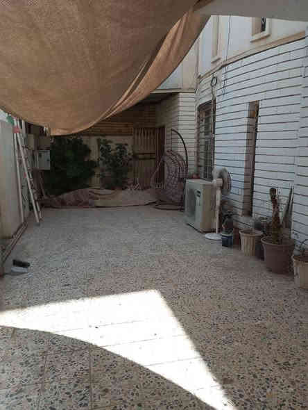 السلام عليكم تعلن شركة الجبوري للعقار والمقاولات العامه عن بيع دار ملك صرف سكني في منطقة الكريعات الكويتي قرب شارع حسينية ابي تراب بناء نضيف كامل الاخدمات 
1 المساحة 192 مترررر
2 الواجه 12 مترررر 
3 النزال 16 متررر 
4 عرض الشارع 10 مترررر 
5 السعر مليونين ونص المتررر الواحد وبي مجال
يحتوي على طابقين وبيتونه وسطحين 
الطابق الأول كراج وصاله ومطبخ وحولي وهول وغرفة نوم وخدمات ومنوررر 
الطابق الثاني 3 غرف نوم وحولي وخدمات وبيتونه وسطح 
عنوان الشركة الكريعات الكويتي شارع حسينية ابي تراب قرب فلكة القرغولي استفسار اتصال على الارقام التاليه 
*********** أبو صكر الجبوري 
***********
