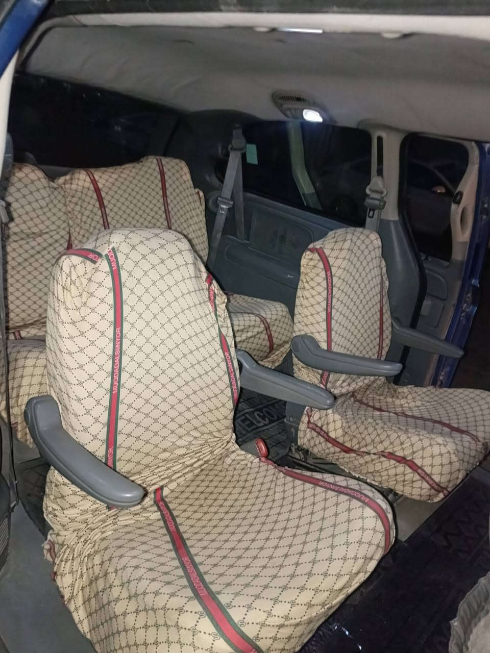 دوج كرفان للبيع موديل 2007 ثلاث قطع تبريد تخم تاير صدر جديد باتري جديد ترايك وين تريد السعر 83 وبيه مجال بسيط بسمي السياره رقم انكليزي ثاني يوم احول ***********
