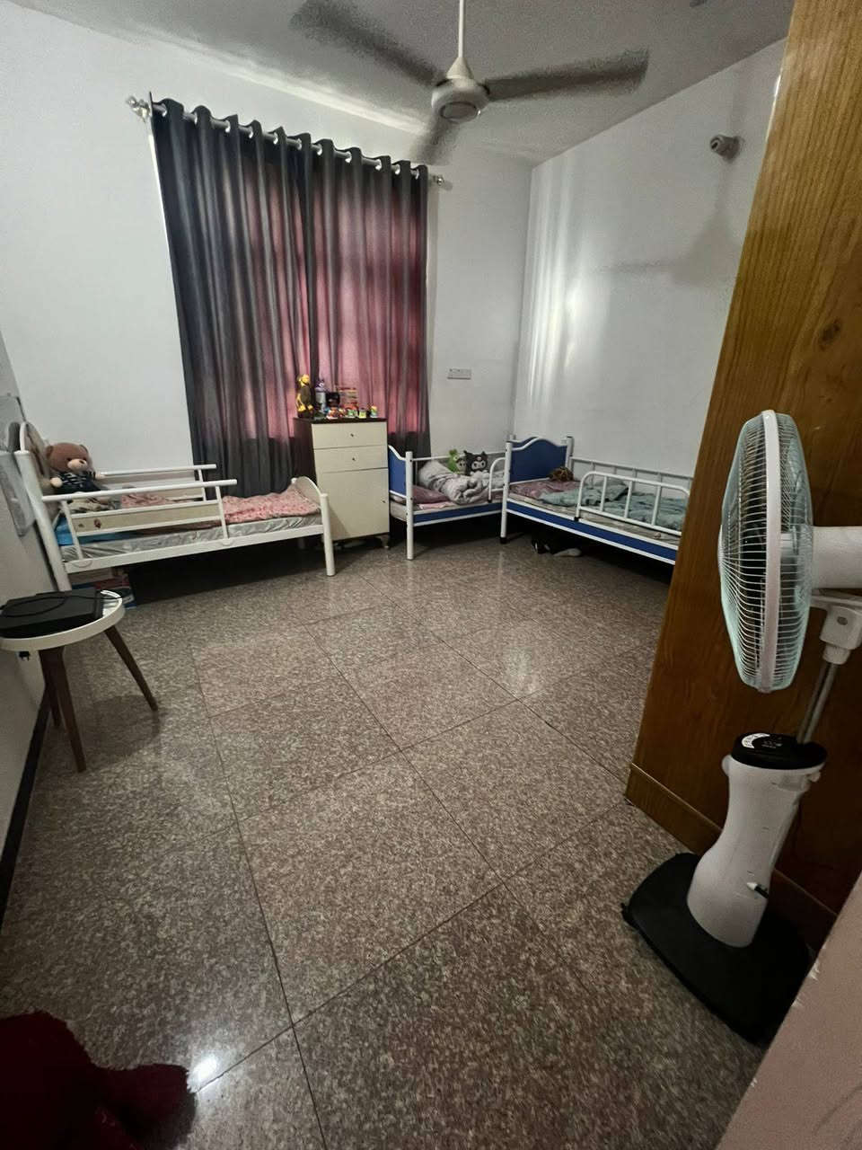 ١٠٠ متر شارع ٨٠ جهه كربلا فرع شركه الماس
علمآ البيت 10في 10 
طابقين 
قريب من الشارع العام 
غرفه وحده جوه 
ومطبخ وكلدور وصاله وصحيات 
وفوك غرفتين وصحيات
بيت بناء جديد 
جاهز للاخير 
البيت ركن 
***********
