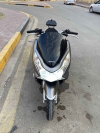 PCX للبيع جيل اول ياباني لون مميز  الدراجه كلها بلادي واي نقص مابيها س...