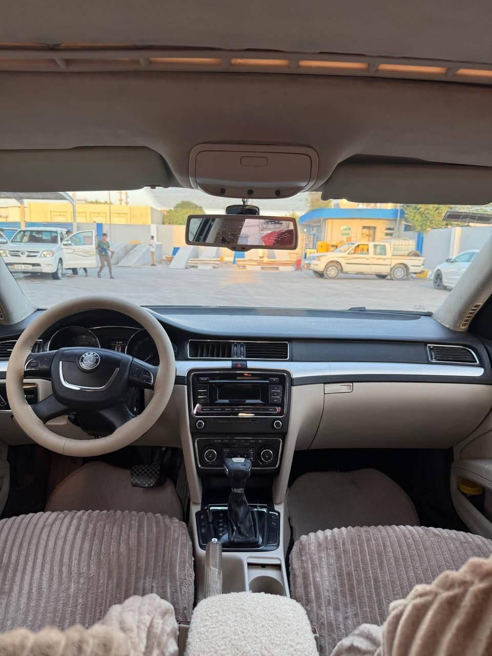 ( ***********)
SKODA SUPAR B 2011
(نرخی ٦٢ وەرەقە و مەجال )

(گێڕ تۆماتیکی ٦ گێڕە )
مەکینە ٢.٠ تۆڕبۆیە ٤ پستۆنە 

کێڕ و مەکینە و تەبریت بە شەرتە 

سەیارەکە خەلیجە قەپات مواسەفاتە 

سێ پارچەی لەسەر کاڵ بونەوە خۆم سبوخم کردوە 
سەیارەکە دەحمی نیە بەشەرت 
پێش و پشتی کەپسە  ئێڕباگی نەتەقیوە بە شەرت 

سەنەوی بەسەرچوە بە ناوی خۆمانە 

سەیاتەکە قەپات مواسەفاتە :- 
١-تۆماتیک 
٢-سلایت وە سلایتی تاقەشەمسیە بۆ زۆە شت بەکار دێت ئەو تاقە شەمسیە 
٣-کوشن هیتەر 
٤-سندوق بە دوو شێواز دەبێتەوە بە کاملی وە بەس سندوق 
٥-تحدید سورحە 
٦-ڤۆلیۆم 
٧-تراکشن 
٨-لایت حەدەسە زینۆن 
٩-فلجە ئەوتۆ 
١٠ زۆر مواسەفاتی تر 

T.B سەیارەکە کەمیک کاڵبونەوەی هەیە 

نرخی ٦٢ وەرەقە و محامەلە 
سەیارەکە لە هەولێرە 
(*********** ) واتس ئاپ و ڤایبەری لە سەرە أربيل, العراق
