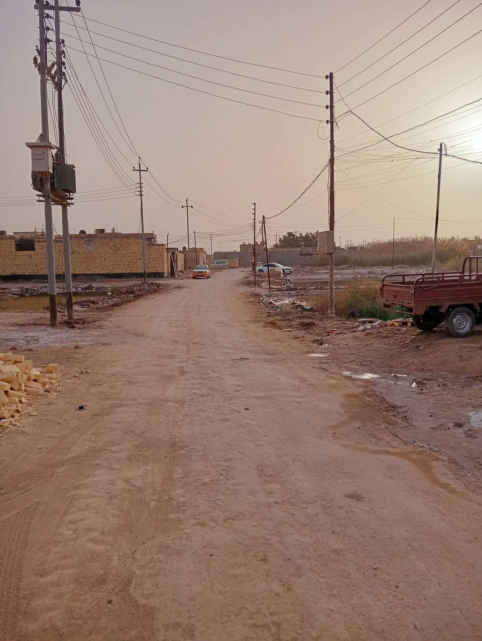 السلام عليكم اخوان بيت زراعي للبيع المساحه 200 البناء بلوك خدمات كامله البيت يتكون من غرفتين ودوانيه ومطبخ وغرفه قاط ثاني البيت نزله ابو كامل الرئيسيه مقابل النزله الاولى مال حي الجوادين الاستفسار على الرقم او واتساب ***********
