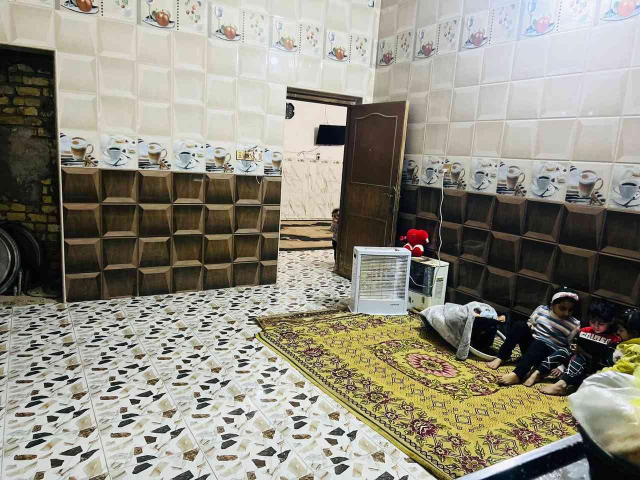 بيت للبيع طابو صرف بلاكرمين عل شارع العام 225 متر بي محلات ثنين تجاري يحتوي على طابقين الطابق الاول غرفه وصحيات وكليدور واستقبال ومطبخ ومناور والطابق الثاني 3 غرف نوم وكليدور وصحيات بلاكرمين نفس الشارع مال الوارث *********** للاستفسار لاتصال عله هذه الرقم
