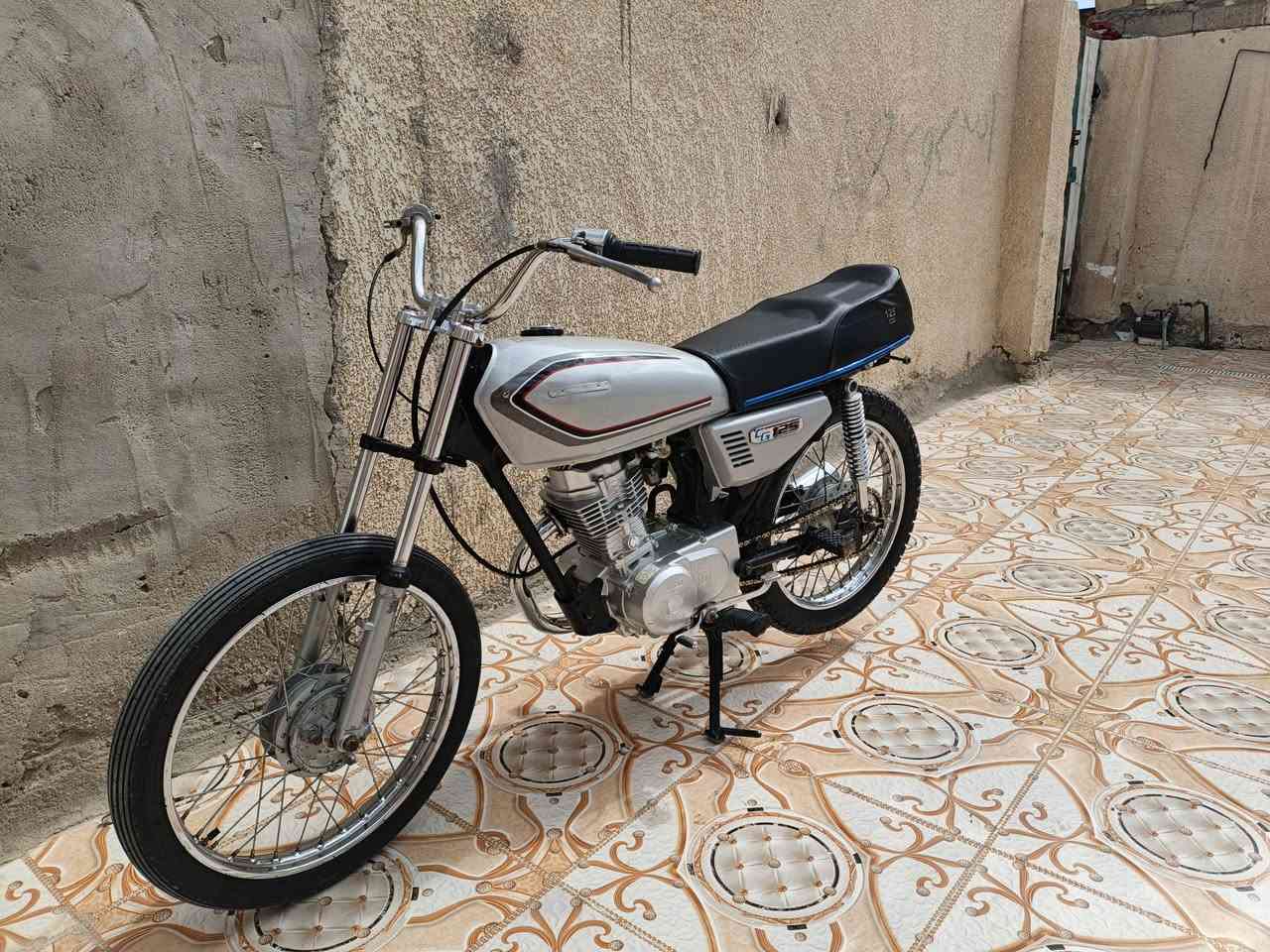 نامه للبيع محرك جديد دراجه نضيفه خير من الله سعر 575 بيها مجال والشراي يدلل عنوان عماره ***********
