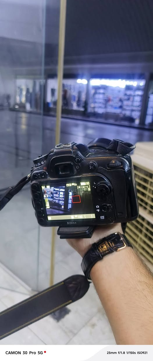 ​📸 إعلان بيع كاميرا احترافية Nikon + عدسة Sigma للتقريب
للبيع كاميرا Nikon (DSLR) غنية عن التعريف، بحالة ممتازة ومناسبة جداً للمصورين المحترفين وهواة التصوير الفوتوغرافي.

​تفاصيل العدة التقنية:

​جسم الكاميرا: كاميرا Nikon DSLR معروفة بدقة الألوان وسرعة الأداء في التقاط الصور.

​العدسة الأساسية: عدسة Sigma DG (العدسة الكبيرة) - عدسة احترافية ذات مدى زوم واسع (28-300mm كما هو موضح على هيكل العدسة)، وهي ممتازة لتصوير التفاصيل البعيدة (التقريب) وتصوير الطبيعة بوضوح عالٍ. 

​العدسة الإضافية: عدسة إضافية (العدسة الصغيرة) بمدى (18-55mm تقريباً)، وهي العدسة "الجوكر" التي تستخدم للتصوير اليومي، المناسبات، والبورتريه بفضل فتحة العدسة المرنة.

​مميزات إضافية:

​جودة التصوير: توفر العدسات دقة عالية في التفاصيل وإمكانية عزل احترافي للخلفية.

​التحكم: الكاميرا تدعم التحكم الكامل في إعدادات ISO وفتحة العدسة والسرعة، مما يمنحك حرية إبداعية كاملة.

​💰 السعر: 550 دولار.

📍 المكان: الأنبار - حصيبة الشرقية.

​للتواصل والاستفسار (اتصال أو واتساب):

📞 ***********
