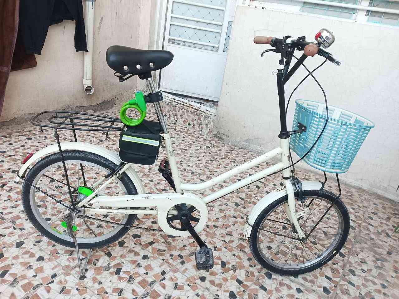 السلام عليكم  بيسكل حجم 20.  بلادي. وضع شركه كير 3سرعه. دفن بلبطيخه.  تايرات الشركه.  سله +جنطه +قفل  مستعجل ع بيعه والعافية ياخذه  ستفسار   ***********  مامتواجد ع نت.
