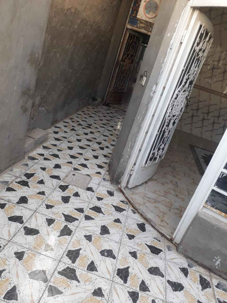 بيت للبيع بحي عداي مساحته 100 متر طابقين والطابق الثاني كامل شبابيك وبناء فقط باقي على السقف والبناء الفوك نفس الجوه تماما قريب على المدارس الشعب والصينيه بسعر مناسب للاستفسار تواصل على هذا الرقم *********** .. بيه واتساب

