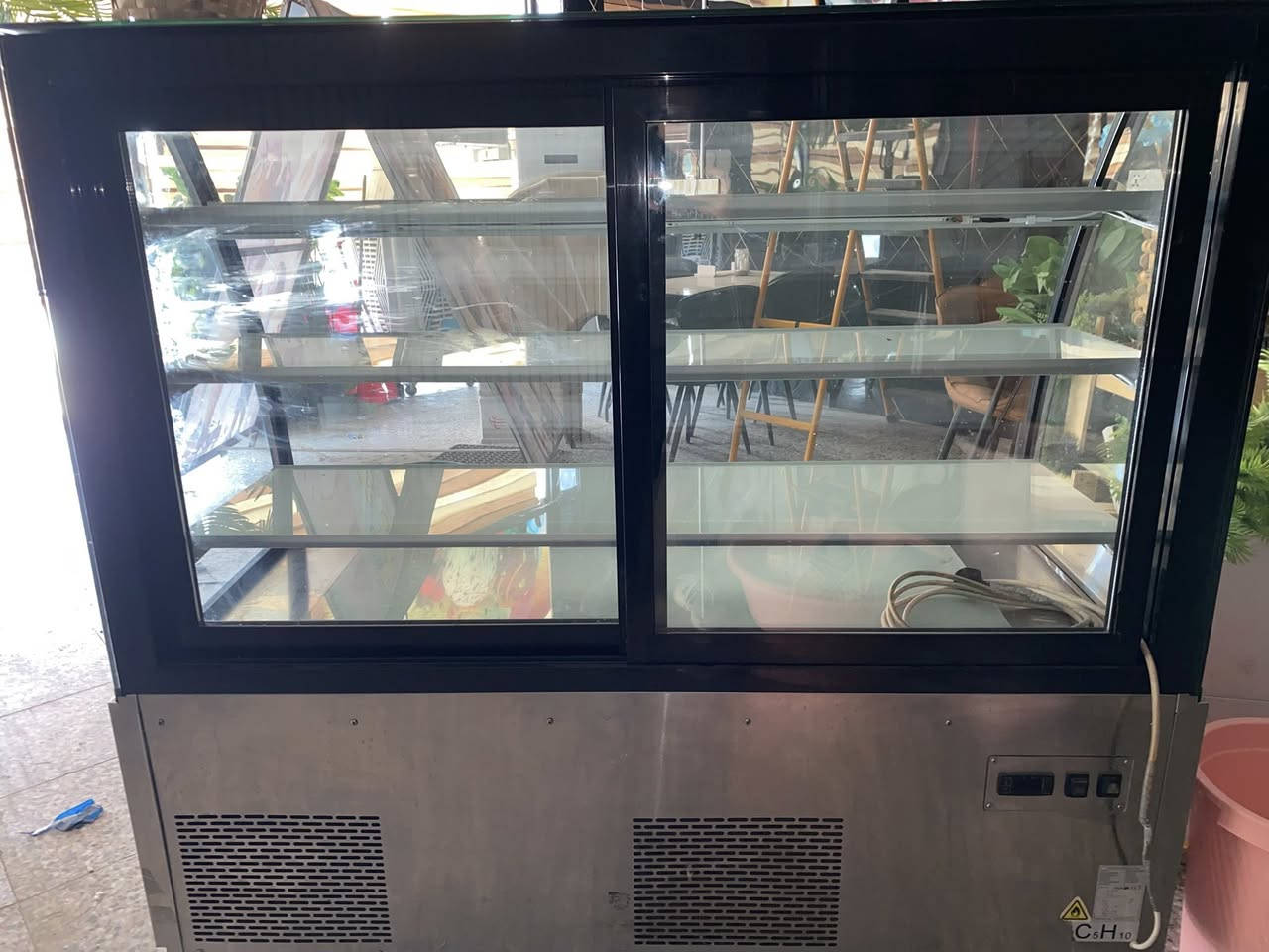 سلام عليكم للبيع عارضات عموديه عدد2 وعارضه كيك وحده مكانهن بالنجف ***********
