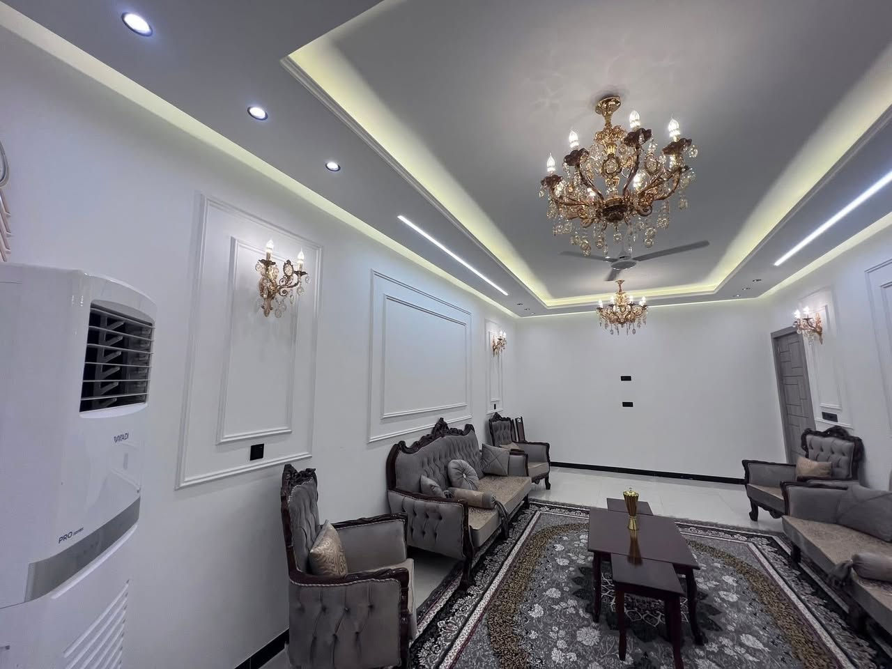 سلام عليكم 
بيت لبيع او مراوس او رهن 
بناء هندسي حديث ما صار اربع اشهر من كمل 2025
مساحته ١٣٠متر واجة ٩ نزل ١٤.٥ شارع ١٠
الموقع حي ابو خالد خلف الدكتور شهاب التميمي 
بناء متعوب عليه
طابقين والثالث مخزن 
البيت الطابق الارضي يتكون من طارمه ومدخل استقبال وصحيات عدد 2 ومطبخ وصاله مفتوحه نظام تركي 
طابق الثاني ثلاث غرف وصحيات 2 الثالث بيتونه تعتبر مخزن 
***********مصطفى التميمي لاستفسار
