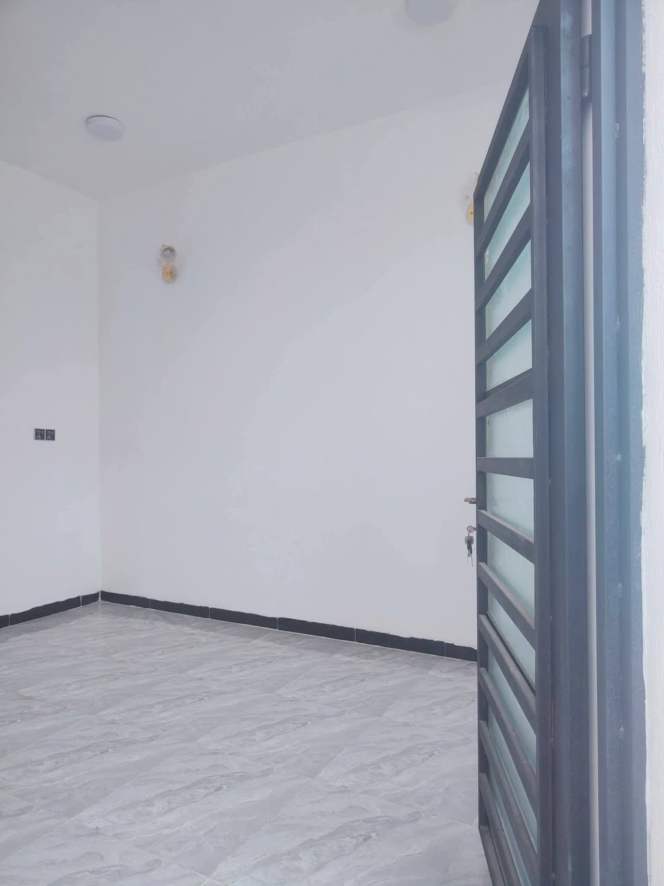 🏠 / دار للبيع مساحه 100 م طابو زراعي سند 25
واجهه 5 م / نزال 20 م 

🧱 بناء حديث درجه أولى ( تشطيب نهائي )

الطابق الاول / مطبخ . أستقبال . هول . غرفه . مجمع صحيات  داخالي وخارجيه . كراج 

الطابق الثاني / 2 غرف . هول . مجمع صحيات 

🌏 الموقع / شارع 80 مال كربلاء ( قريب من البانزين خانه)

 ((السعر 85))
وبي مجال
اكثر استفسار اتصال بل وقام

بإدارة احمد الباشه

☎️ ***********
