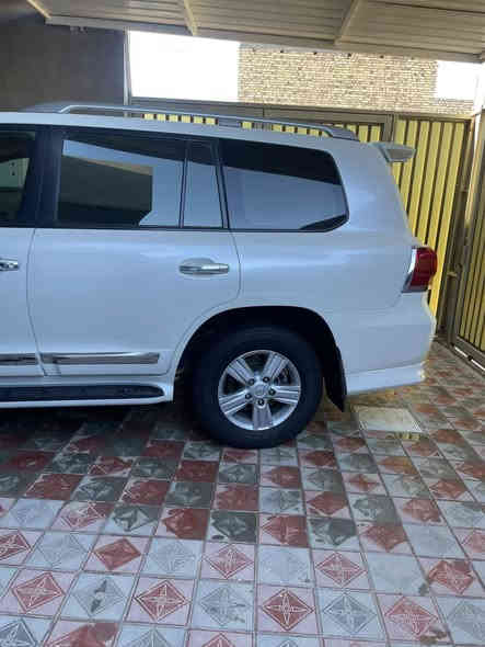 السلام عليكم 
لاندكروز موديل 2013 ابريم اصل فول 1/1رقم اربيل الدولي باسمي شخصيًا سيارة جديدة بمعنى الكلمة كفالة حتى الدعاميات من قطرة صبغ ماشيه150 استخدام شخصي مكينه 8 4600 
السعر 425 
للاستفسار ***********
***********
