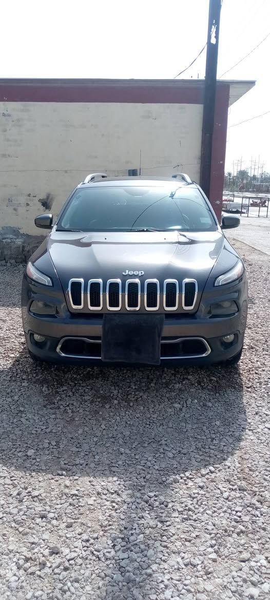 السلام عليكم سيارة جيب شيروكي للبيع  بيها ضربه بالباب الوره من جهة السائق موديل 2017 للتواصل على على الرقم فقط *********** فقط بس هاي القطعه متضرر الباقي كله مكفوله
