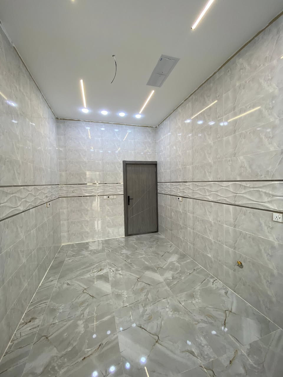 🏠اعلان اعلان
داران للبيع
موقع مميز
~~~~~~~~~~~
📄طابو ملك صرف
🧱بناء درجه اولى
~~~~~~~~~~~
سقف مغربي ✔️
واجهة فلين✔️
نظام تبريد مركزي✔️
بناء هندسي✔️
~~~~~~~~~~~~
راحه بال✔️
استقرار✔️
هدوء✔️
~~~~~~~~~~~~
📐المساحه:-135م
📐الواجهة :-6.75م
~~~~~~~~~~~
📍الموقع :الاسرى و المفقودين
مقابيل جامع العدل
~~~~~~~~~~~
💸السعر :-علق ب(تم) يوصلك السعر مناسب 
~~~~~~~~~~~
الطابق الاول  يحتوي:-
استقبال +مطبخ بارد+مطبخ حار
هول+غرفتين نوم+صحيات
~~~~~~~~~~~
الطابق الثاني يحتوي على:
هول +صحيات +غرفتين نوم
~~~~~~~~~~~
للاستفسار اكثر الاتصال على
***********📱
~~~~~~~~~~~
نستقبل جميع العروض 
🏠السكنيه  🏛️التجاريه
