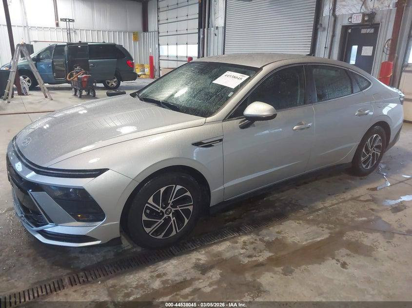 2026 HYUNDAI SONATA HYBRID BLUE 
اللون/سلفر
/عداد المسافة 3,818 mi
المحرك  2.0L I-4  
القيادة :تعمل وتسير
 المفتاح  :  موجود 
الحادث : كما موضح في الصور
تاريخ المزاد :17/2/2025الساعة 4:30م
شراء و شحن السيارات من  المزادات الامريكية و الكندية الى العراق و الاردن و الامارات بأنسب الاسعار و اسرع الاوقات  كما توفر لكم الشركة في مقرها بالاردن صيانة السيارات باسعار مناسبة  ثم شحنها وتخليصها  الى كافة المحافظات االعراقية وكردستان  ومع ضمان لكم سرعة الانجاز بالطرق  القانونية وبناقلات عراقية كما توفر لكم الشركة خدمة بيع سياراتكم في معرضها الكاىن بالزرقاء بالمنطقة الحرة لمن يرغب  بدلك لمزيد من المعلومات يرجى زيارة مكتبنا الكائن في بغداد -صليخ_شارع ل٦٠٠/شارع التفاحه / (مكتب الرحمن )  او الاتصال على الرقم 
 ***********
ومقرنا بالاردن -المنطقة الزرقاء المنطقة الحره/شارع ١٧ (شركة قمر المدينه)
عمان: 009647708710458
