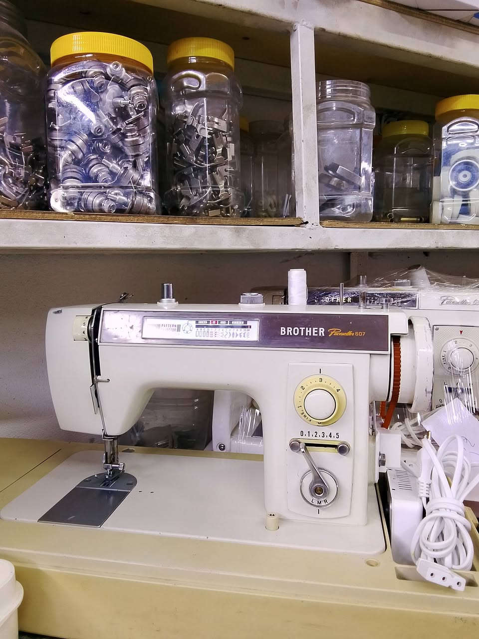 معرض وورشة مروان ولبيب عربو لمكائن الخياطة(بيع/شراء/تصليح)هاتف_***********
