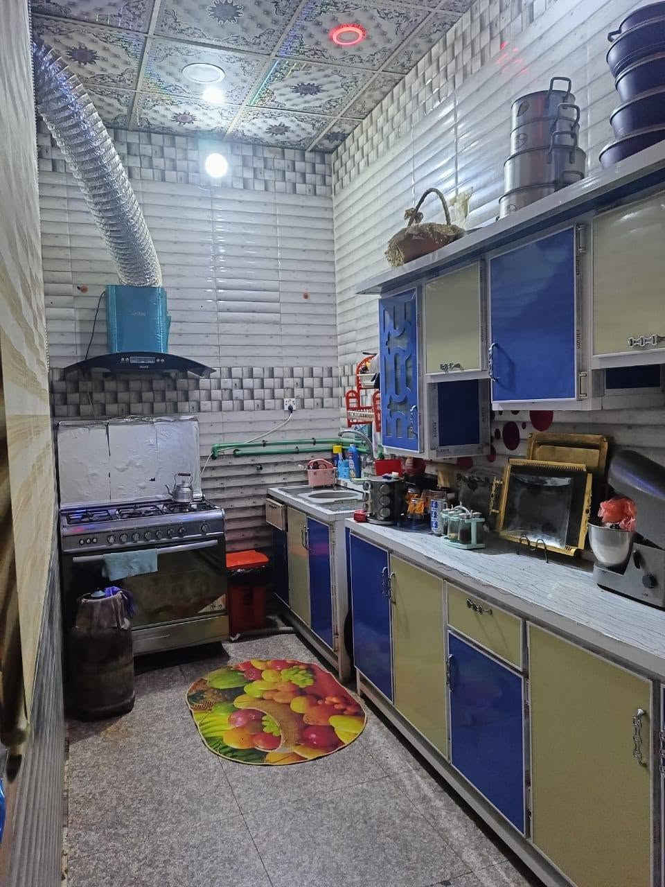 بيت طابو سهم للبيع...
شارع السفينه المساحة 100 متر طابقين كونكريت مسلح الارضي غرفة واستقبال وصحيات والطابق الثاني غرفتين وصحيات وصاله السعر 110 ***********
