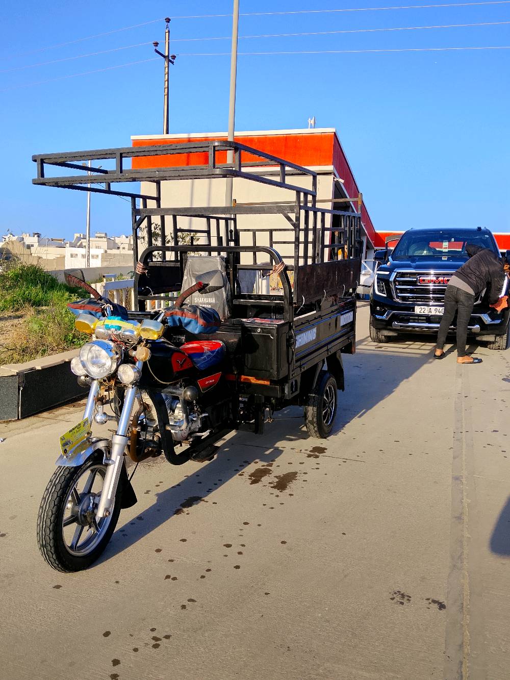 أنا عندي دراجه  ثلاثيه العجلات للبيع، اللون اسود مع بعض اللمسات الحمراء ، بحالة جيدة جدا. الدراجة معروفة بقوتها وتحملها للحمولات الثقيلة. فيها لوحة تحكم حديثة ومرايات جانبية تساعد على السواقة الأمانة. مثالية لأصحاب المشاريع الصغيرة أو النقل في المناطق داخليه.