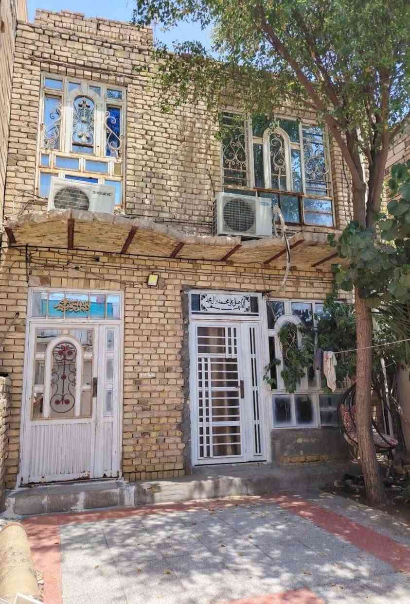 🏡 بيت سكني للبيع
📍 الموقع: ميسان – أبو رمانة
🔹 المساحة: 120 متر 
🔹 طابقان طارمة كبيرة استقبال واسع  صالة و مطبخ غرفتان كبيرتان حمام داخلي وحمام خارجي

💰 السعر: 120 (قابل للتفاوض بالحدود المعقولة)
📞 للاستفسار والمعاينة: ***********
