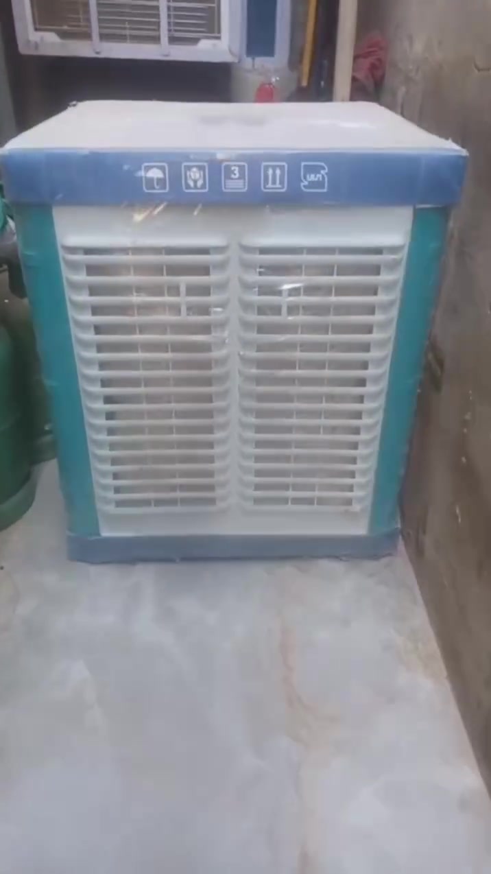 السلام عليكم ورحمه ؤبركاته 
للبيع مبردة جديده جديه شوفت عينكم شتريتها وزادت عندي بعد ممفتوحه من نايلون 
السعر ١٤٠وبيها مجال 
مكاني بلد 
للاستفسار الاتصال على الرقم 
***********
