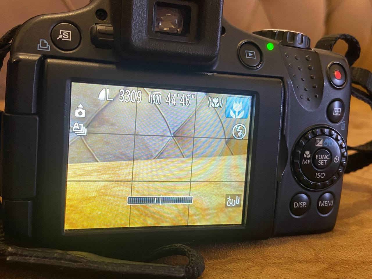 كاميرة canon power shot sx50 نظيفة وراقية تدعم زوم 50 طبيعي تكدر تصور القمر هذة صورة القمر من تصويري بزوم 50 و 25 ديجتال وتدعم 12 ميجابكسل وتكدر تقللها وتستخدمها كاميرة دجتال تطلع صور فنتج راقية شحنها راقي وبيها منفذ ميديم HMDI ومايك وغيرها تدعم فيديو بدقة HD وياها شاحنتها . بطاريتها قوية لكن بيا فطر ولزكتها ابد ما ماثرة لا على الشحن ولا على البطارية ولا على اي شيء
رايدها بسعر 250 وبيها مجال للشراي
رقم : ***********
