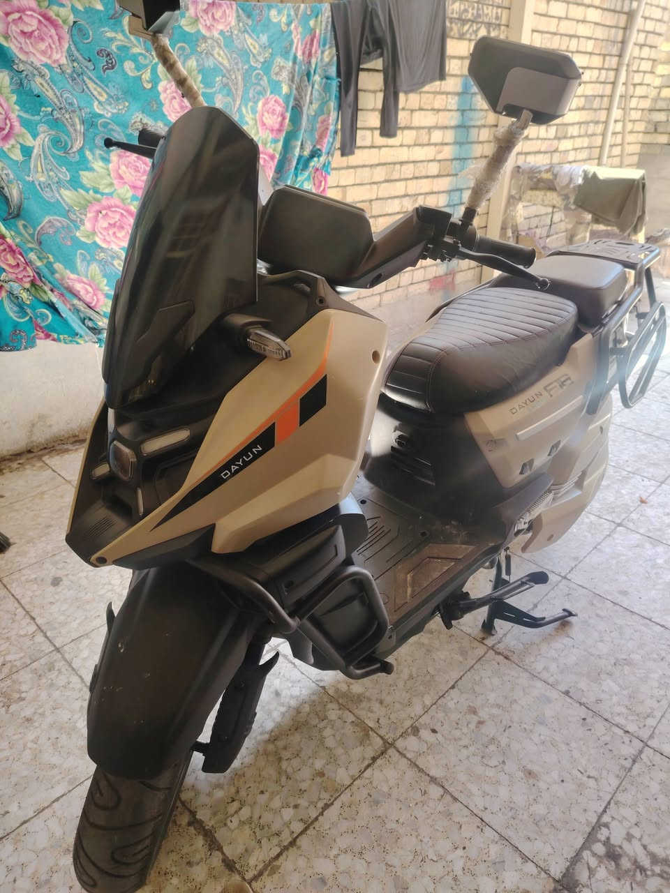 ---

*للبيع دراجة كهربائية DAYUN LIHON - ليثيوم* 🔋

*المواصفات:*
- *النوع*: سكوتر كهربائي DAYUN LIHON Hub Motor
- *المحرك*: 2000W أو 3000W Hub Motor بالعجلة الخلفية - عزم قوي وصعود قوي
- *البطارية*: ليثيوم أيون LIHON - 72V [اكتب شكد الأمبير عندك 20/32/50]Ah 
- *المسافة بالشحنة*: من 70 إلى 100 كم حسب الوزن والسرعة والطريق
- *السرعة القصوى*: 60-75 كم/س تقريباً - تعبر ال60 مرتاح
- *الشحن*: 4-6 ساعات من صفر لـ 100%، شاحن أصلي موجود
- *الحمل*: حمالة خلفية حديد قوية تشيل وزن + صندوق للتوصيل
- *الإطارات*: تيوبلس عريض - ثبات عالي بالشارع
- *الفرامل*: فرامل دسك أمامي وخلفي - فرملة قوية
- *الإضافات*: شاشة ديجيتال، لايتات LED كاملة، بوري قوي، مفتاح + ريمونت
- *اللون*: بيجي/رملي مع أسود - نظيفة وما بيها صبغ
- * ماشية قليل، بطارية 100%، بدون أعطال]

*السعر*: [900]  بي مجال بسيط
*المكان*: [بغداد.. الحبيبيه]
*للتواصل*:*********** واتساب موجود

---

بيها عطل موضح بل منشور من مطرت اخر مره وغركت الشوارع طلعت بيها ومن ذاك الوكت تاركها بس مهتم بل بطاريه بين فتره وفتره اشحنها واشغلها
