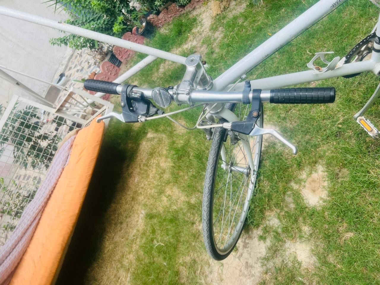 🚴‍♂️ بايسكل Weekend Bikes هجين بحالة ممتازة للبيع 🚴‍♂️
السلام عليكم شباب، متوفر بايسكل Weekend Bikes أصلي بحالة ممتازة جداً ونظيف، وجاهز للاستخدام مباشرة. البايسكل هجين (Hybrid) يجمع بين خفة وسرعة بايسكلات السباق وراحة بايسكلات المدينة، مثالي جداً للرياضة أو للتنقل اليومي.

⚙️ المواصفات والتفاصيل:

 الماركة: Weekend Bikes (الاسم واضح ومكتوب على الفريم بالفوسفوري).

 الهيكل (الفريم): ألمنيوم خفيف وقوي، بلون أبيض مميز وتصميم كلاسيكي مريح.

 نظام السرعات: شيفترات ومكيف سرعات Shimano اليابانية الغنية عن التعريف (تحكم كامل وسلس بالسرعات للمرتفعات والمسافات الطويلة).

 المقعد (الصدر): مريح جداً ومزود بغطاء Riding مبطن لراحة تامة أثناء القيادة لمسافات طويلة.

 الإطارات: رفيعة وانسيابية مخصصة للشارع والأسفلت، تعطيك سرعة عالية بأقل مجهود.

 الملحقات: يحتوي على جك (مسند جانبي) بلادي + قاعدة مطرة ماء مثبتة على الفريم.

📝 ملاحظة للمشتري: 

البايسكل شرط مال حاوية، منزّله حتى ما غاسله، يعني يحتاج غسل فقط وغيره ماكو شي، كامل مكمل من كل النواحي.

💰 السعر والموقع والتواصل:

 السعر: 100 ألف (وبي مجال للشراي )

 الموقع: بغداد - حي العامل

 للاستفسار والتواصل: رقمي و موجود فيس بوك 
***********
