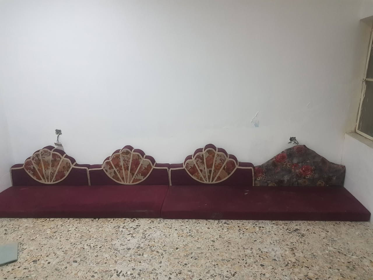 جلسة خليجي ١٠ متر نظافة ٩٠ بالمية محتاجة بس غسل لان متروكه السعر ١٥٠ وبيها مجال النجف الاشرف واتساب او خاص وتدللون ***********
