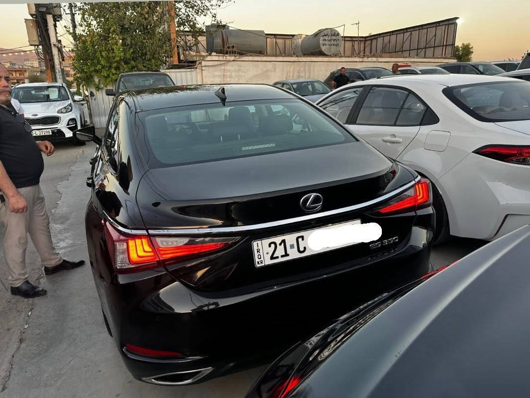 لكزس es350  
2022 
V6 سلندر

مقاعد كهربائية تدفئة تبريد (جلد)+ ميموري سيت +
فتحة سقف
تشغيل عن بعد ودخول ذكي
نظام الصوت 10 سماعات
مثبت سرعة راداري 
نظام المحافظة على المسار 
انظمة قيادة 3 (ايكو ،نورمال ، سبورت)
حساسات امامية خلفية
شحن وايرليس

السيارة جداً نظيفة وكاملة من كل النواحي معتني بيها جداً من تخم تايرات وبوليش  ودهن اصلي وقبل موعده
حادثها بسيط وموجود بالصور وموجود صورة لرقم الشاصي وصورة للسونار

ماشية 61 الف ميل
 
السعر 300 وبي مجال 
تواصل *********** 
مكان سيارة بغداد
