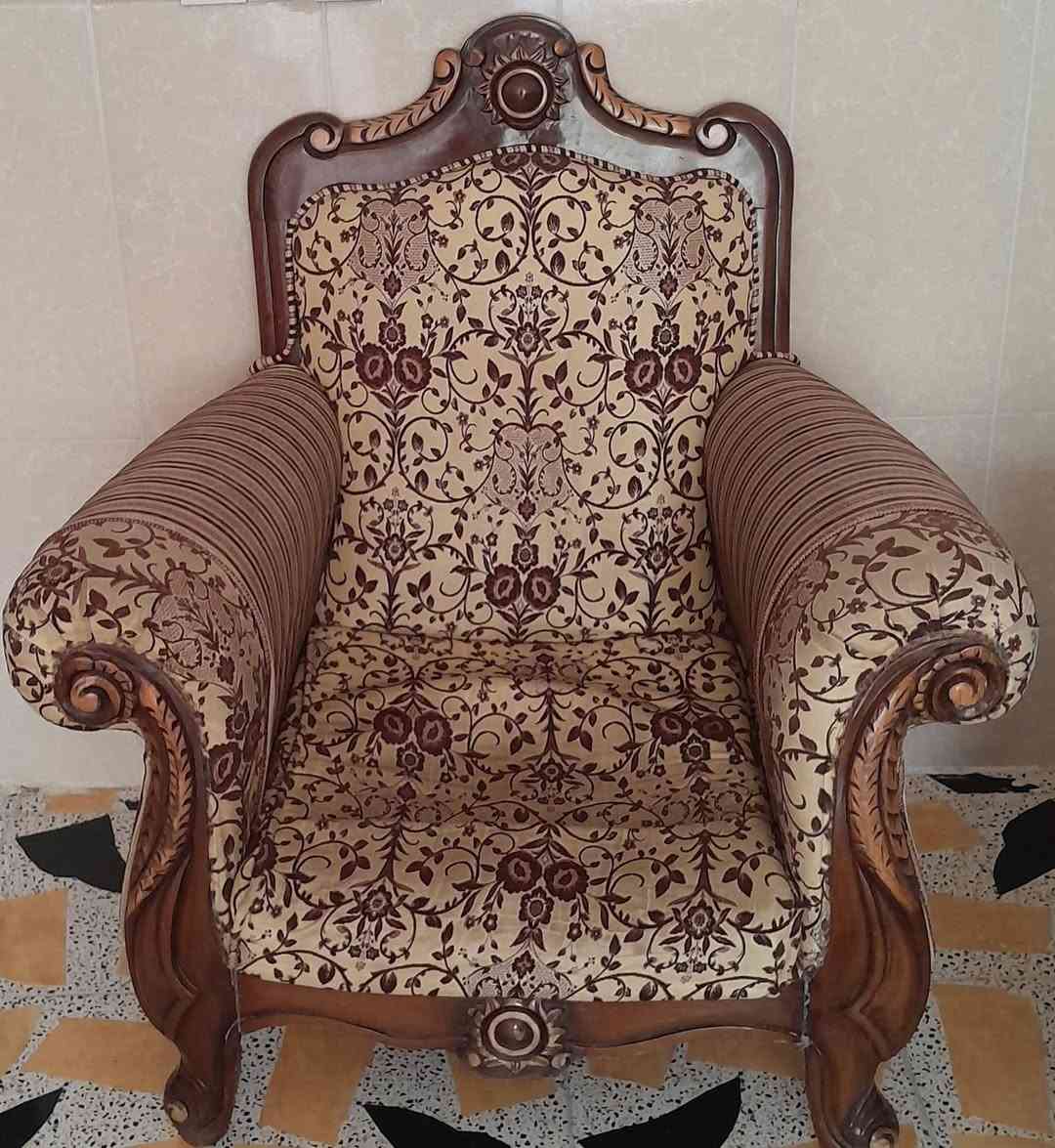 السلام عليكم مكلف بالنشر تخم عشر مقاعد نظيف السعر ٢٠٠الاتصال ع ***********
