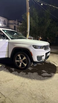 جيب شيروكي ٢٠٢٣  ٧ راكب ضرره فقط شبر بالبنيد رقم بغداد الجديد سياره مر...