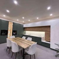 كاونتر خشب ايطالي • سطح كوارتز • ٤م٥٨سم و٤م