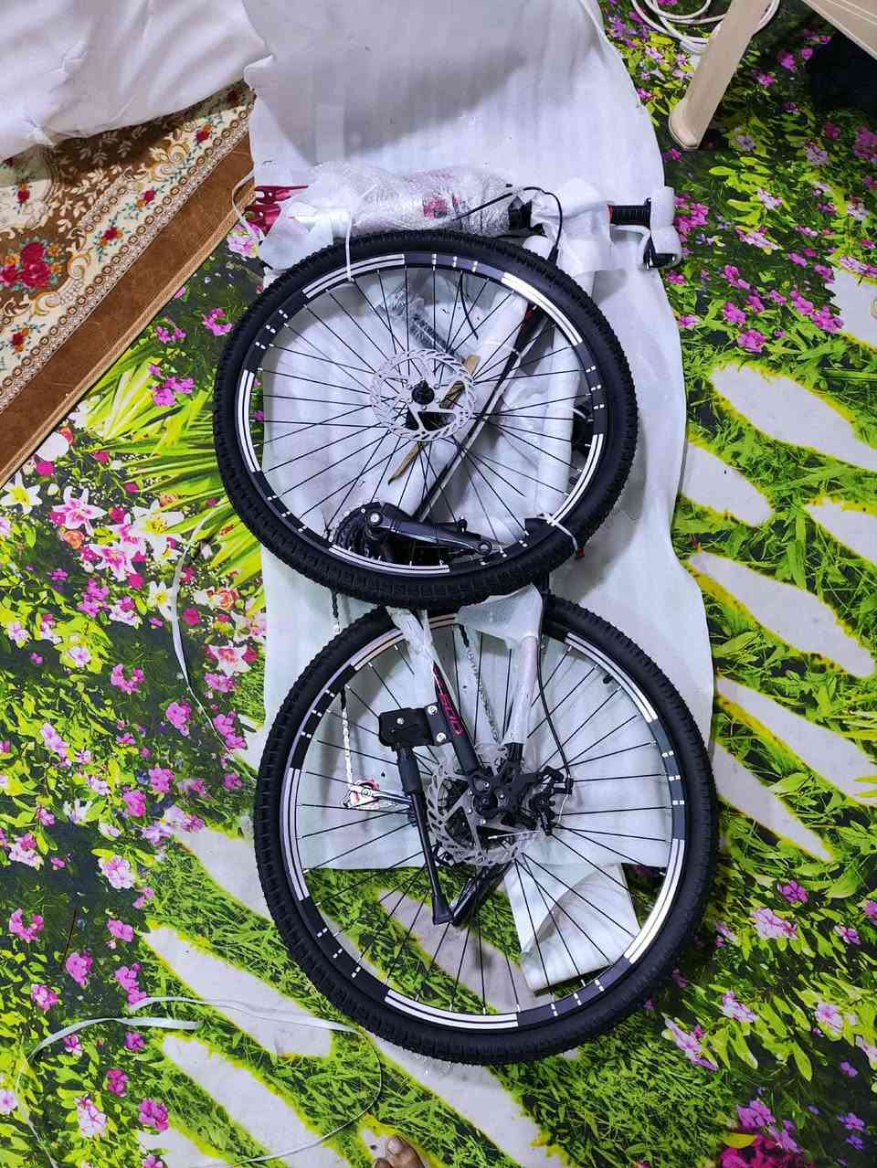 بايسكل ماركة جديد
سعره بالمحلات 175 
يمنه ب 125 
مكاني بصرة قضاء المدينة الخاص 
للتواصل واتساب او اتصال ‎0772 212 0946
