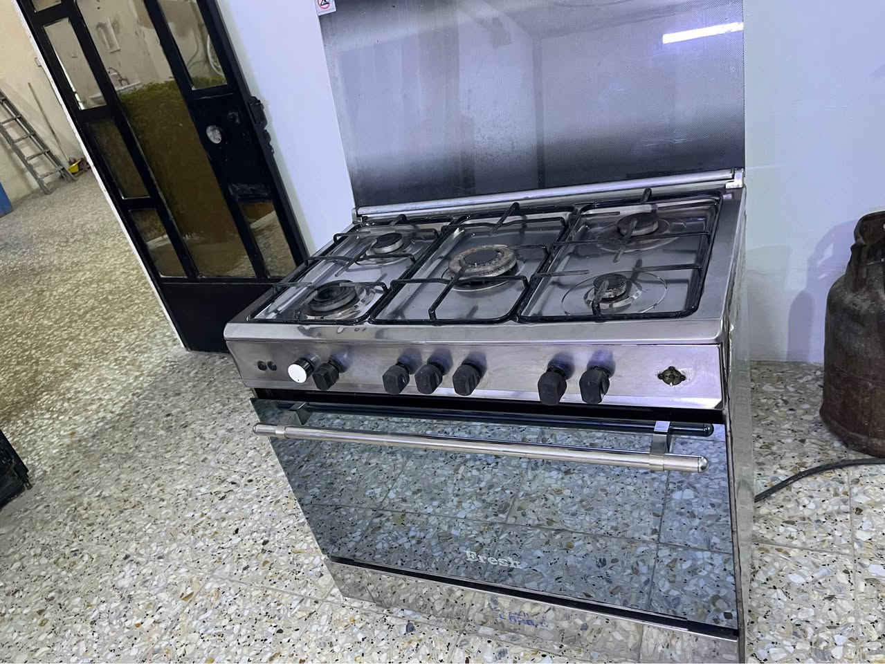 طباخ شغال كله وناره تخبل على لفحص فرنه شويه يرادله تنضيف سعره 130 وبيه مجال المكان نهايه الشعله منطقه الدهله *********** بغداد, العراق
