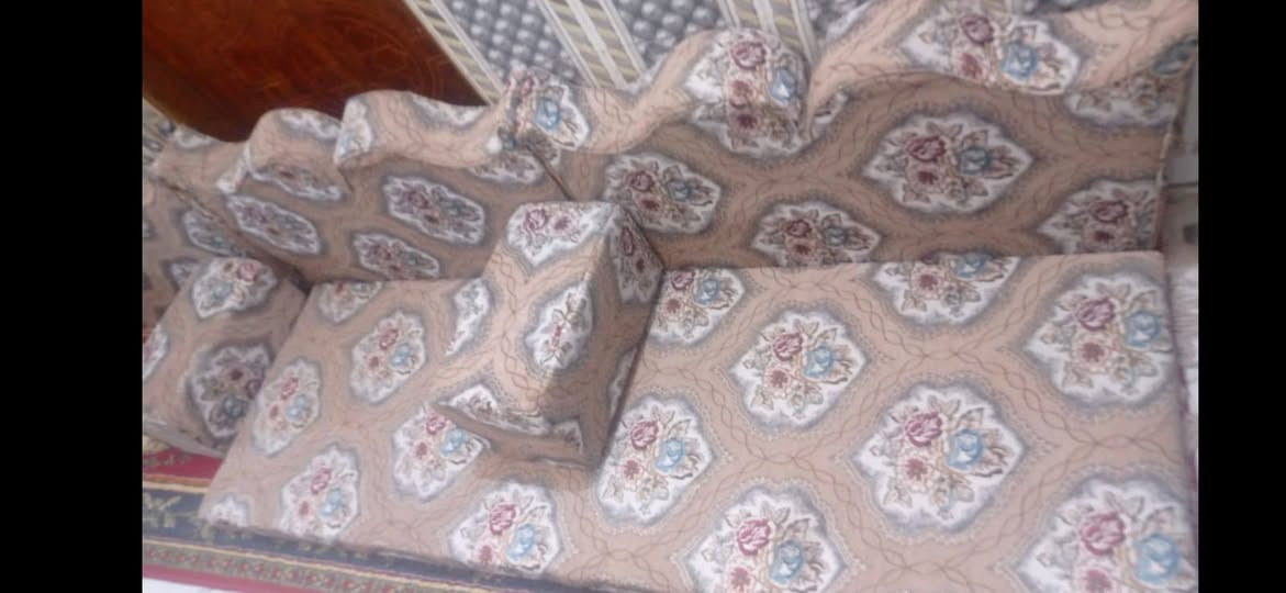 سلام عليكم اخوتي ديؤان البيع جديد ستغدام شهر
عشر مقاعد الطول ٢٠ 
متر 
للاستفسار
***********
