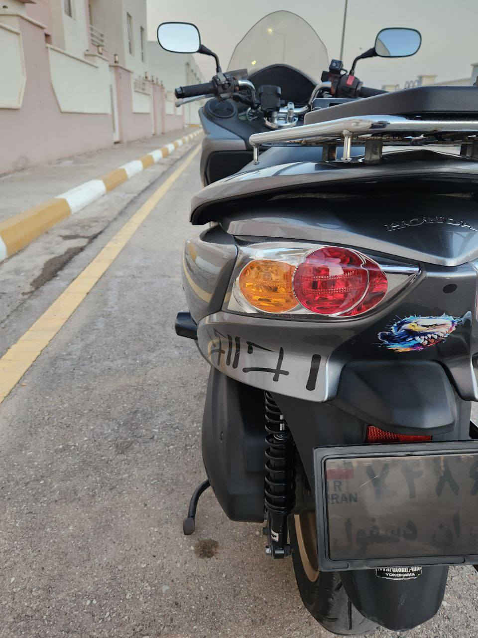 السلام عليكم للبيع اخت الرمبه 010MF
مواصفات عاليه 
7كير اربع تحويلات
تدفئه يدات 
شاحنه موبايل 
جامه طويله 
ويل ذهبي 
نظام ABSمانع انزلاق 
دراجه كفاله عامه من كلشي 
السعر 17ورقه وبيها مجال قليل 
قبل شهر طالعه من المعرض عنوان واسط الدبوني الشراي يتصل وبيه خير ويدل 
***********
