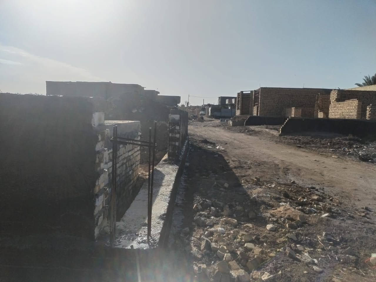 بتلو 200 متر للبيع 
الخريطة تحتوي على غرفتين نوم واستقبال وهول ومطبخ ومجمع صحيات ومناور 
السعر المطلوب 21 مليون وبي مجال
 العنوان محلة العتايج شارع حي نجم قرب بيت شيخ كاظم 
للإستفسار اتصل على الرقم ***********
