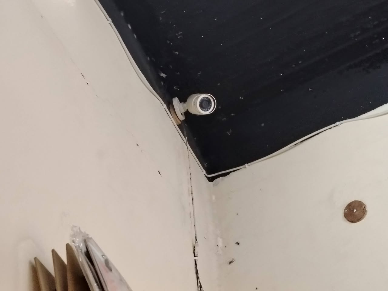 كامرات للبيع عدد 2 هيك فيجن Hikvision  الاصلي 
شاشة 32 نوع CHRANI
هارد خزن ssd
واير 20 متر عدد 2
محولة جديد
دقة فوول HD
خزن اكثر من شهر
السعر 80الف
مكاني موصل الايمن
اتصل *********** بي واتساب
