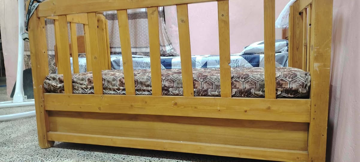 مكلف بالنشر تخت اطفال و مرجوحة للبيع للاستفسار الاتصال على الرقم ***********
