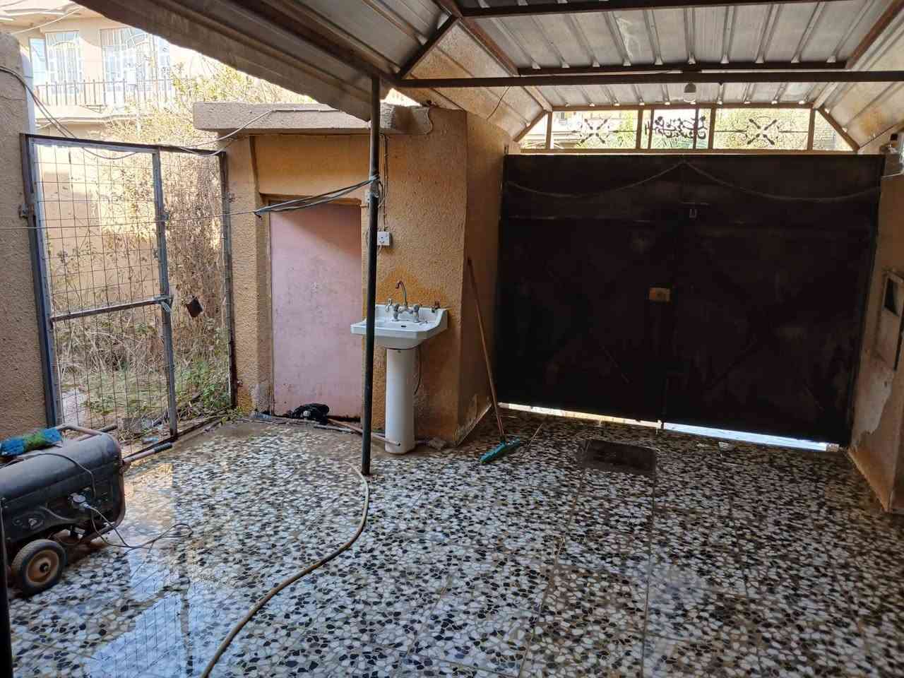 السلام عليكم
 للبيع بيت 200 متر +مشتمل كامل معزول طابق ثاني الموقع حي العمال الشارع العريض مال فرن الصمون (سابقا) خدمات كامله البيت طابوق السقف صب ويتكون من حديقة وكراج وغرفة استقبال كبيرة وصالة وغرفة نوم وصحيات عدد ٢ ومطبخ  + الطابق الثاني البناءبلوك درجة أولى والسقف صب المشتمل ويتكون من صالة وغرفة نوم ومطبخ وصحيات + إضافة غرفة كبيرة 6*3 سندويتش مخزن للأستفسار الأتصال على الرقم *********** متوفر واتس اب غير موجود على الخاص.
