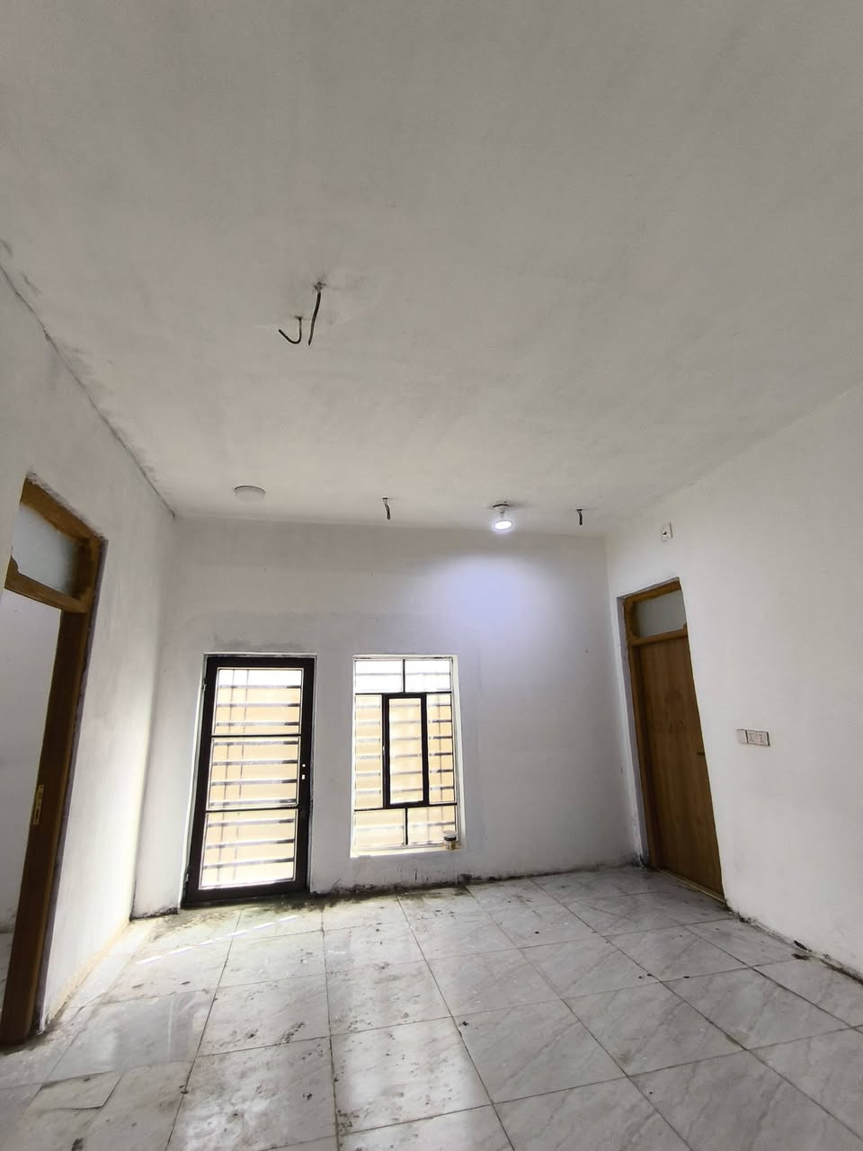 دار للأجار مساحه 120 متر نضيف
غرفه كبيره وصاله ومطبخ واستقبال وحمام وتواليت 
بي تانكي وسخان وخط وطني ومولده 
الموقع الكوفه البراكيه شارع المطار القديم مقابيل صيدليه صفاء عبد الرضا 
سعر لأجار 200 قفل 
للتواصل اتصال على الرقم *********** أو مراسلة الصفحه واتساب متوفر مكتب الياسري للعقار والمقاولات
